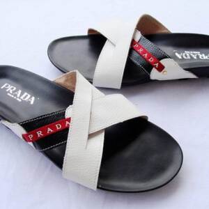 Sandália Chinelo de Couro Prada